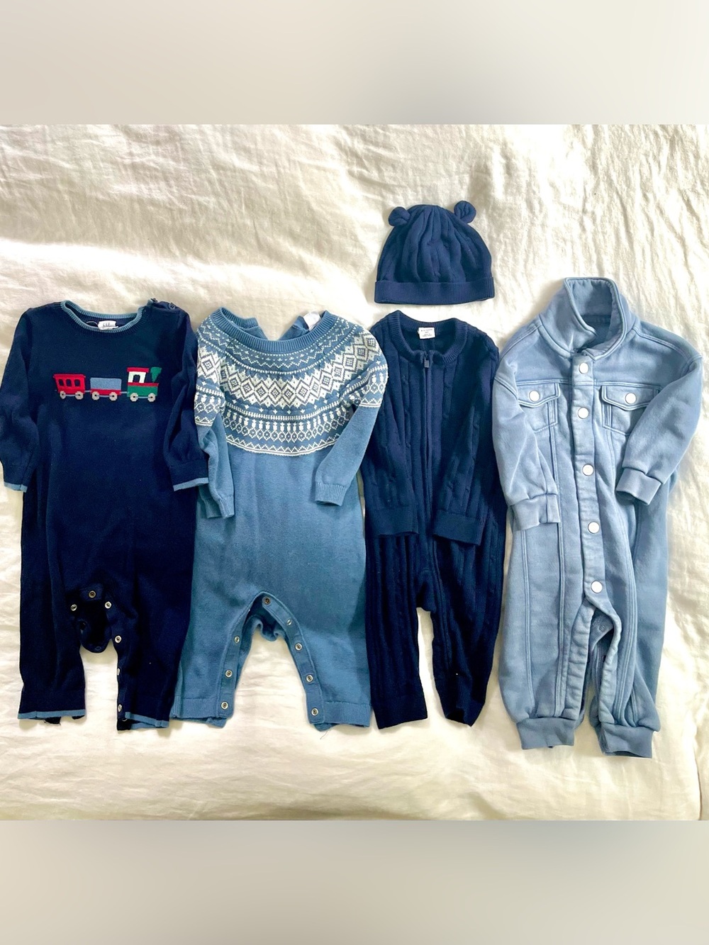 Set of 4 GAP Baby knit one piece onesies with matching hat. Blue Size 6-12 month